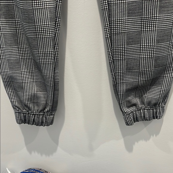 Ben Sherman Gray Checkered Jogger Sweatpants with Elastic Cuffs - Picture 3 of 7